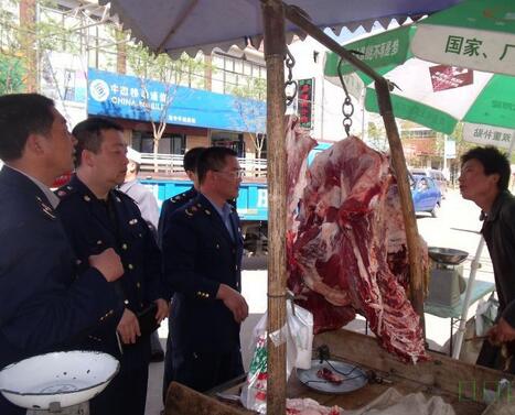 張家川縣工商局對肉類市場進行肉類水分突擊檢查